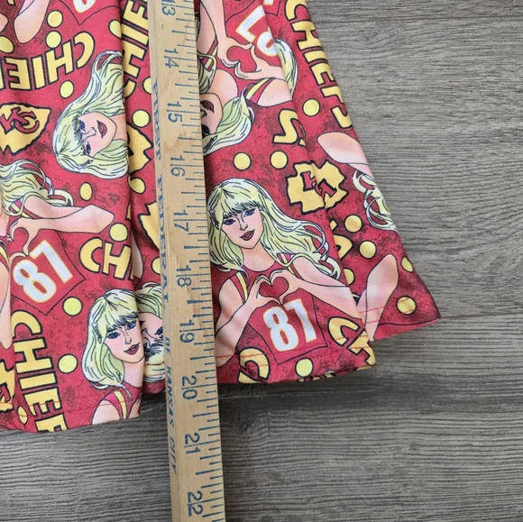 Taylor Swift KC Chiefs Travis Kelce Girls Dress Size 3 Hand Hearts Football - Picture 4 of 7